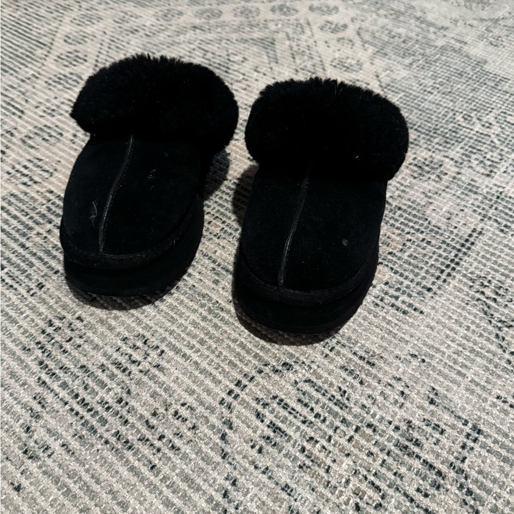 UGG women’s Slippers size 7